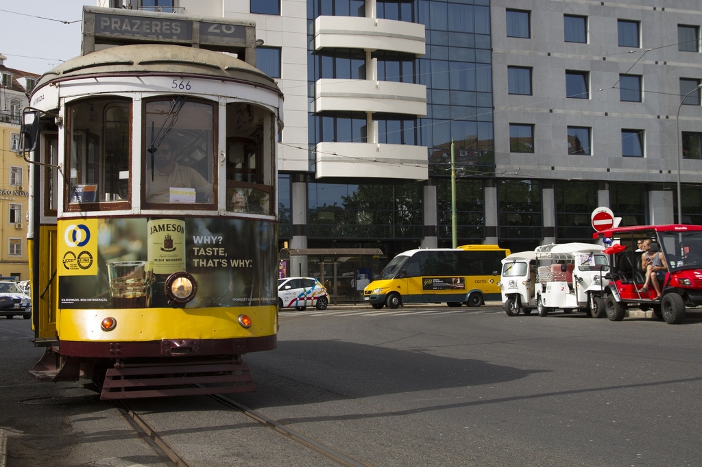 Tramway_Porto_Portugal.jpg