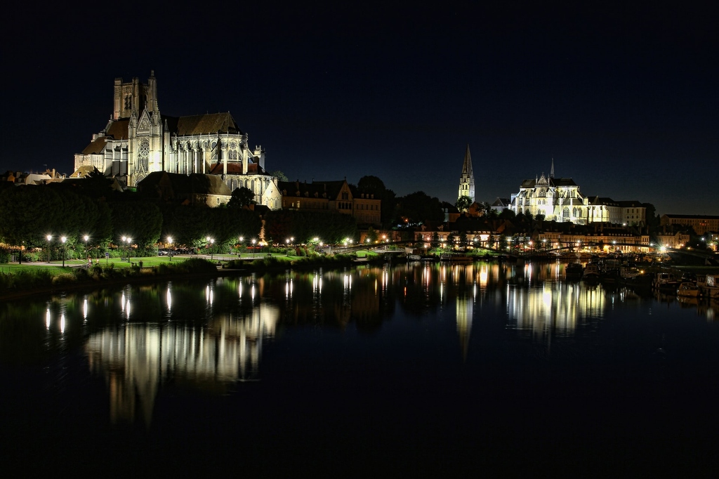 Auxerre By Night depuis le pont Paul Bert.jpg
